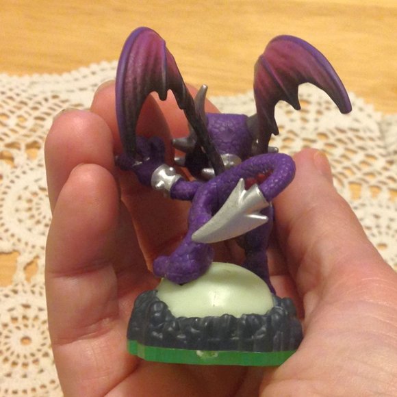 Skylanders Spyro’s Adventure Cynder Figure plus collector's card - Picture 4 of 9